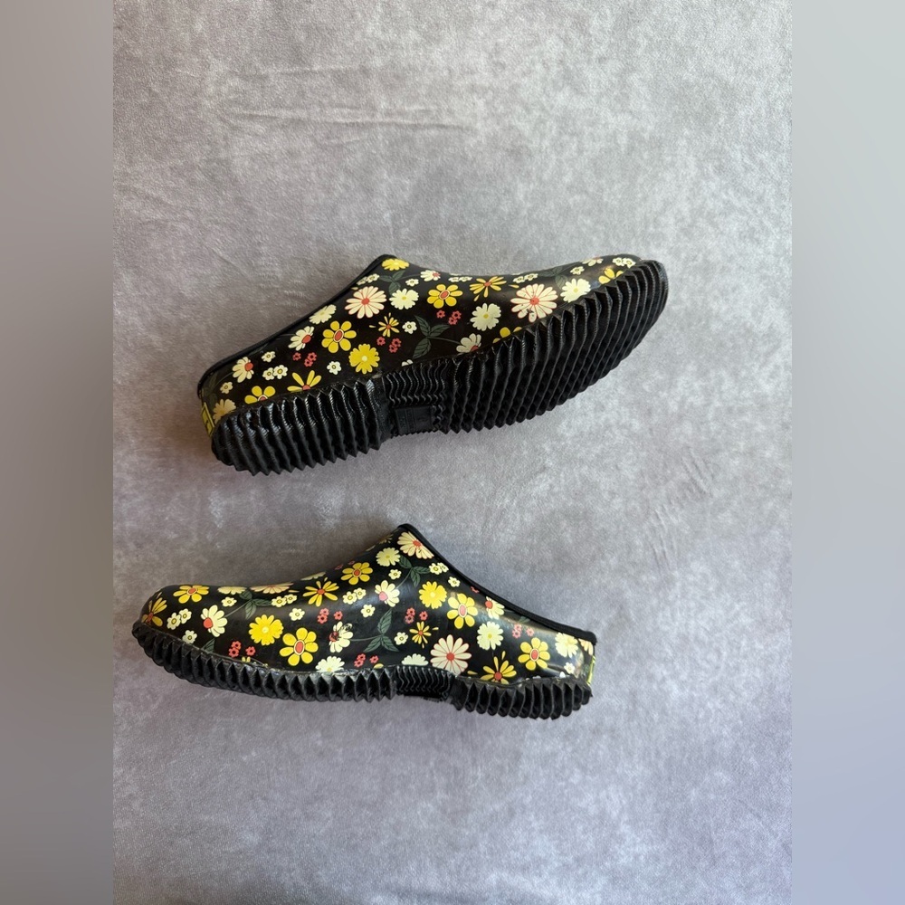 Western Chief Floral Mules - Black and Yellow - Picture 8 of 8